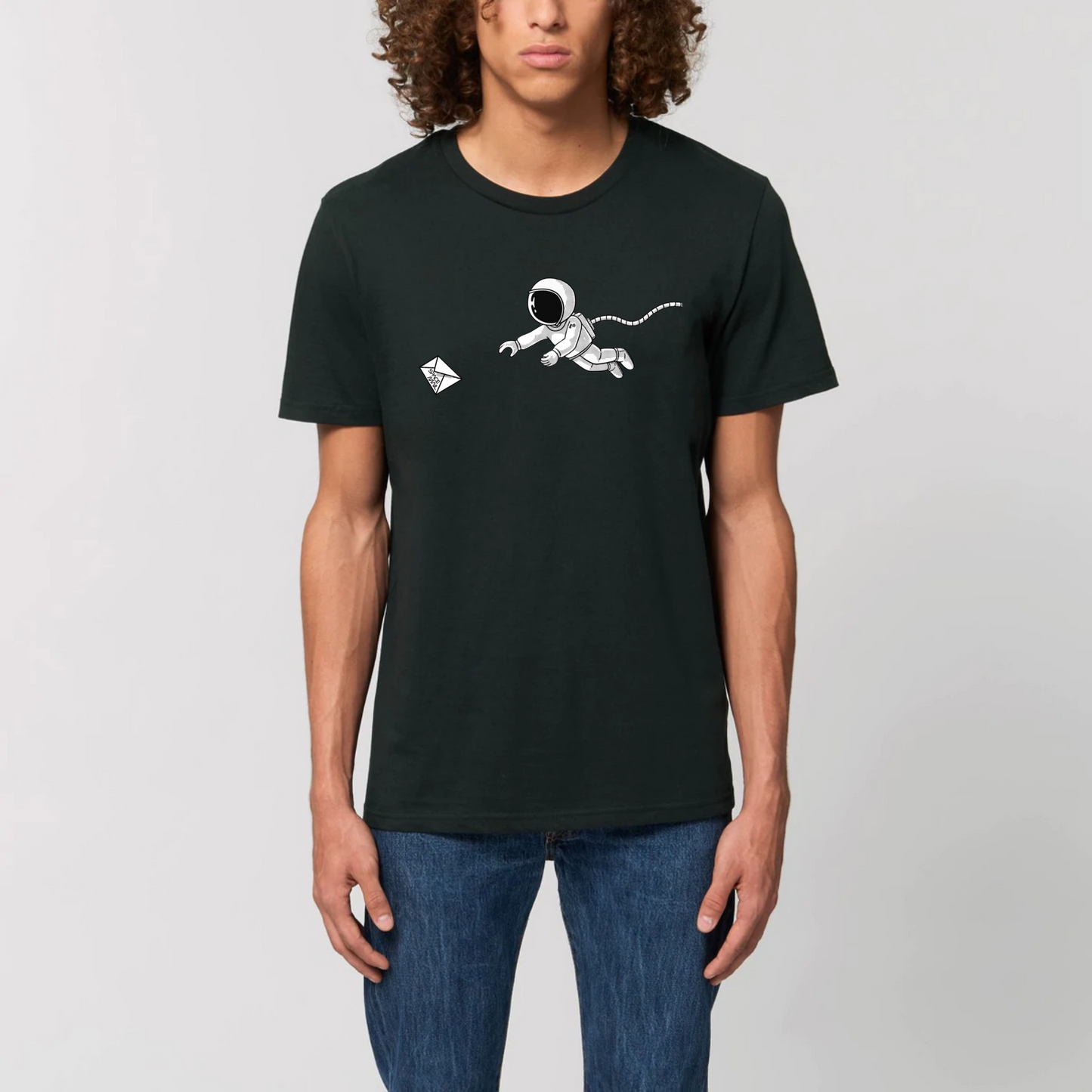 t-shirt homme space mail en coton bio de T-French, t-shirt astronaute, t-shirt espace homme, t-shirt en coton bio pour homme avec un astronaute et une enveloppe, tee shirt homme espace, t-shirt Noir